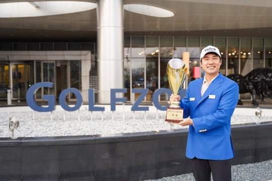 지난 15일(토) 대전 골프존조이마루에서 열린 ‘2025 신한투자증권 GTOUR’ 2차 대회 우승자 김민수가 기념사진을 촬영하고 있다.