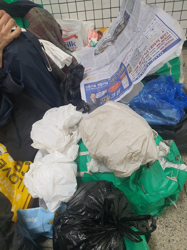 할머니의 봉지에는 먹다 남은 햇반, 약, 신문지 등이 있었다. 모두 직접 구매하신 거라고 말씀하셨다. 이날 할머니는 알밤을 드시며 신문을 읽고 계셨다. 이후 손주에게 말하듯 기자와 소소한 대화를 이어갔다. / 사진 = 김경태 인턴기자