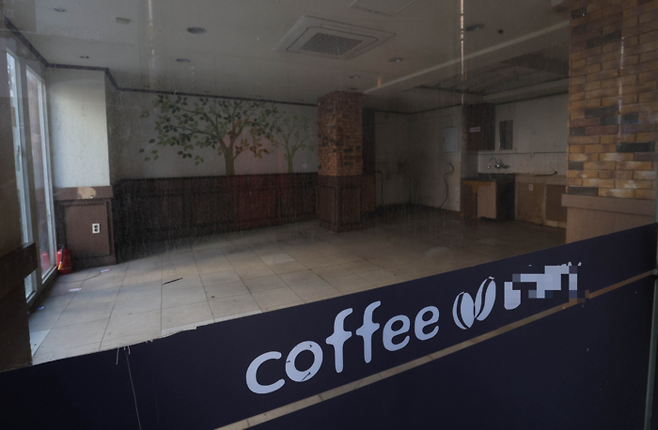 서울 종로 한 카페가 폐업해 텅 비어있다. [이충우 기자]