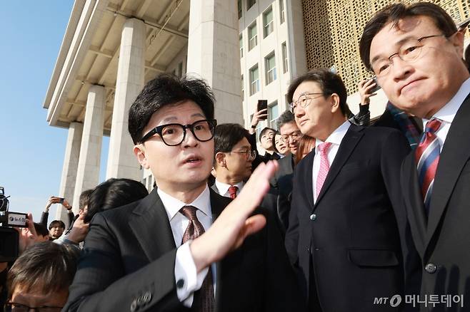 (서울=뉴스1) 이재명 기자 = 당 대표 사퇴 의사를 밝힌 한동훈 국민의힘 대표가 16일 오전 서울 여의도 국회를 나서며 권성동 원내대표, 김대식 원내수석대변인과 인사를 하고 있다. (공동취재) 2024.12.16/뉴스1  Copyright (C) 뉴스1. All rights reserved. 무단 전재 및 재배포,  AI학습 이용 금지. /사진=(서울=뉴스1) 이재명 기자