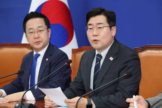 박찬대 더불어민주당 원내대표가 16일 서울 여의도 국회에서 기자간담회를 열고 최근 공개된 ‘노상원 수첩’의 의미와 김건희 여사의 비상계엄 개입 정황 등에 대해 발언하고 있다. 연합뉴스