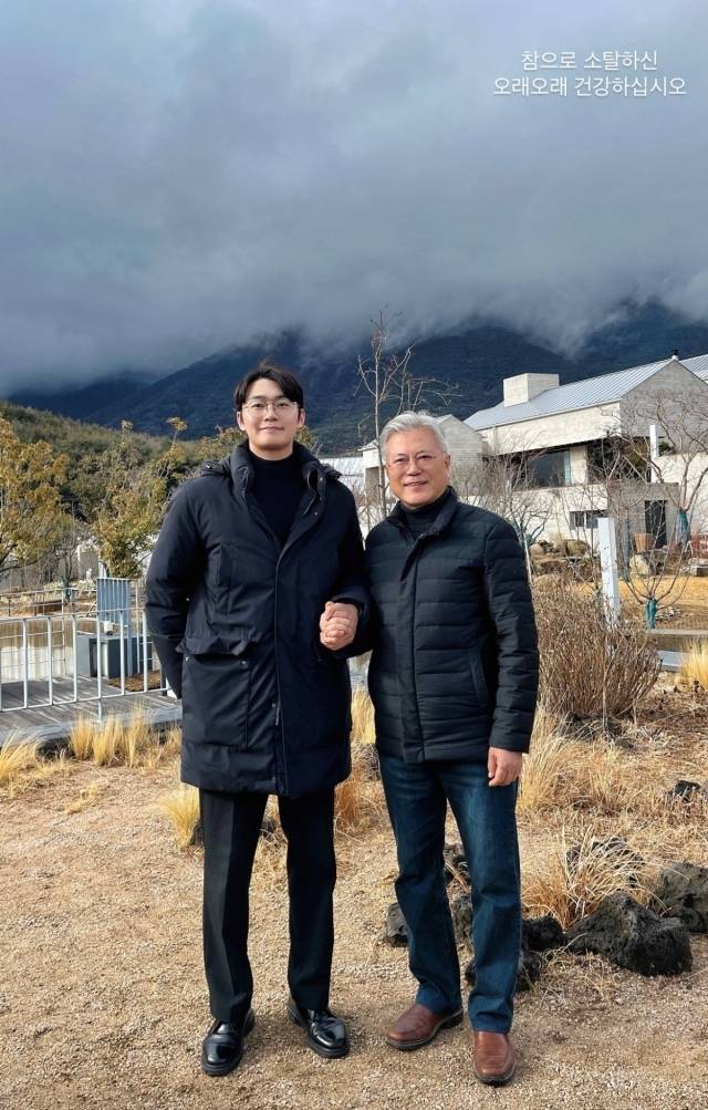 '나는 솔로' 11기 영철(왼쪽)과 문재인 전 대통령이 나란히 투샷을 찍었다. / 영철 인스타그램