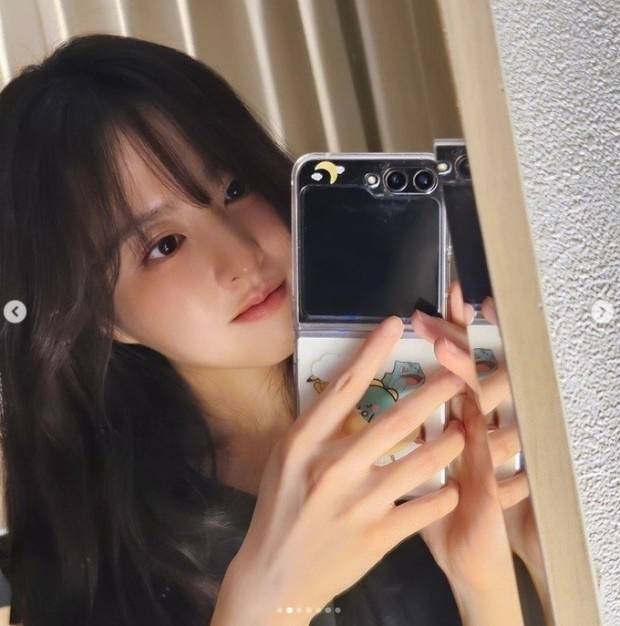 삼성 폴더블폰을 쓰고 있는 배우 박보영 [사진, 인스타그램]