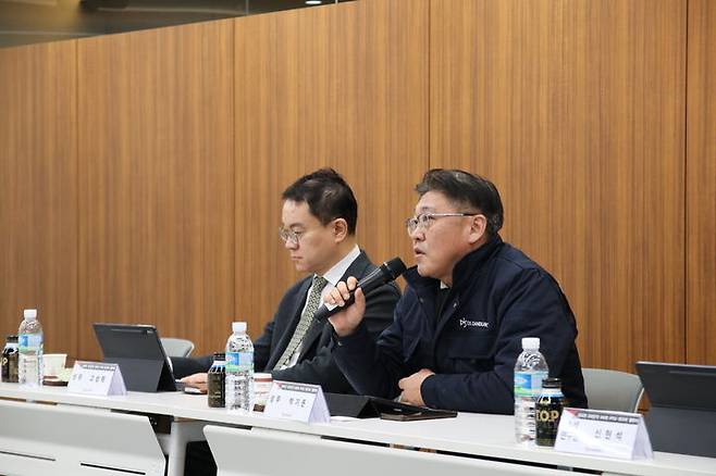 [서울=뉴시스] 박기돈 DS단석 평택1공장장이 지난 13일 취재진 질문에 답하고 있다. (사진=DS단석 제공) 2025.2.16. photo@newsis.com  *재판매 및 DB 금지