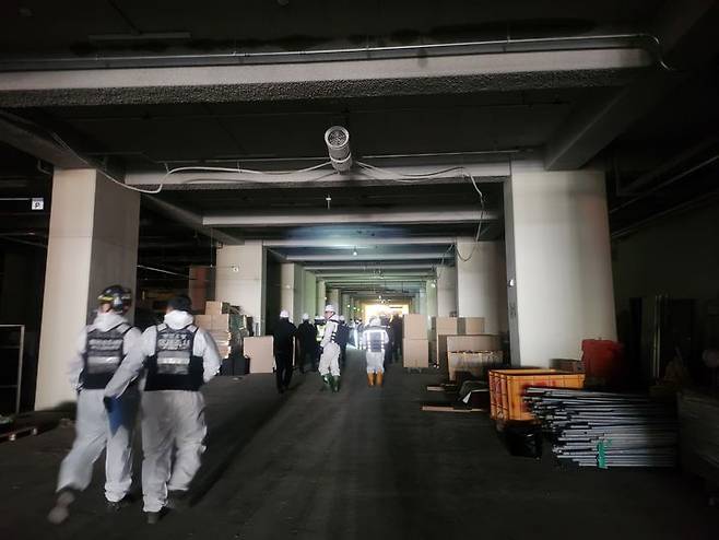 [부산=뉴시스] 권태완 기자 = 부산소방과 경찰, 국립과학수사연구원, 고용노동부 등이 16일 부산 기장군 반얀트리 복합리조트 신축공사장 화재 현장에서 합동감식을 하기 위해 이동하고 있다.이 곳에서는 지난 14일 오전 10시51분께 불이 나 6명이 숨지고, 1명이 경상을 입었다. (사진=부산경찰청 제공) 2025.02.16. photo@newsis.com *재판매 및 DB 금지