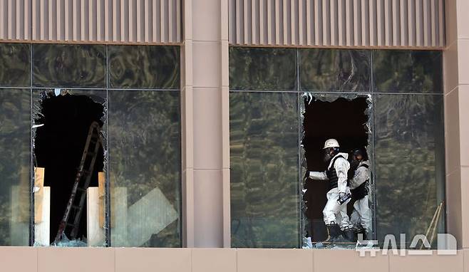 [부산=뉴시스] 하경민 기자 = 부산경찰청, 부산소방재난본부, 국립과학수사연구원, 국립재난안전원 등이 16일 부산 기장군 반얀트리 해운대 부산 리조트 신축 공사장 화재현장에서 화재원인을 밝히기 위한 합동감식을 벌이고 있다. 이 곳에서는 지난 14일 오전 10시51분께 불이 나 작업자 6명이 사망하고, 1명이 경상을 입었다. 2025.02.16. yulnetphoto@newsis.com