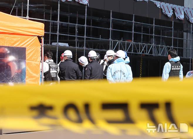 [부산=뉴시스] 하경민 기자 = 부산경찰청, 부산소방재난본부, 국립과학수사연구원, 국립재난안전원 등이 16일 부산 기장군 반얀트리 해운대 부산 리조트 신축 공사장 화재현장에서 화재원인을 밝히기 위한 합동감식을 벌이고 있다. 이 곳에서는 지난 14일 오전 10시51분께 불이 나 작업자 6명이 사망하고, 1명이 경상을 입었다. 2025.02.16. yulnetphoto@newsis.com