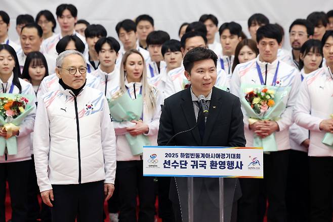 유승민 대한체육회장 당선인이 15일 인천공항 제1터미널에서 열린 2025 하얼빈 동계아시안게임 귀국 환영행사에서 인사말을 하고 있다. 연합뉴스