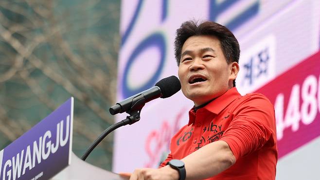 15일 오후 광주 동구 금남로에서 개신교 단체 세이브코리아가 개최한 윤석열 대통령 탄핵 반대 및 석방 촉구 국가비상기도회에서 한국사 강사 전한길 씨가 발언하고 있다. 연합뉴스