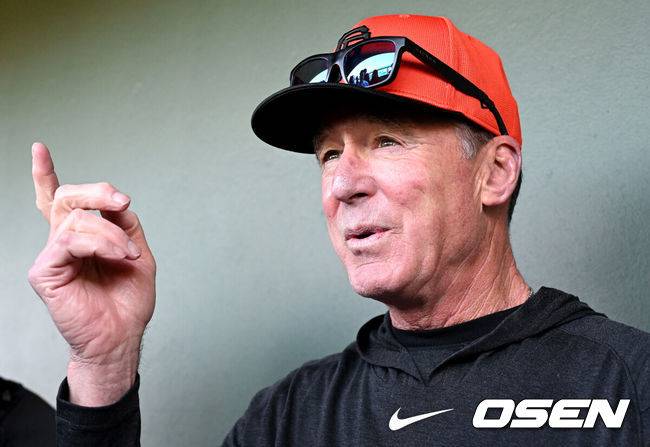 [OSEN=애리조나(미국), 이대선 기자] 16일(한국시간) 미국 애리조나주 스코츠데일 스타디움에서 2025 메이저리그 샌프란시스코 자이언츠의 스프링캠프가 진행됐다.샌프란시스코는 오는 23일 텍사스 레인저스와의 시범경기를 시작으로 2025시즌 준비에 돌입한다. 8개월 가량 재활을 마친 이정후는 이제 메이저리그 데뷔 2년차 시즌을 준비한다. 샌프란시스코 자이언츠 밥 멜빈 감독이 인터뷰를 하고 있다. 2025.02.15 / sunday@osen.co.kr