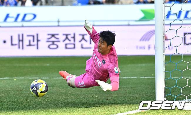 [OSEN=울산, 이석우 기자] 16일 울산 문수축구경기장에서 하나은행 K리그1 2025 울산 HD와 FC 안양의 경기가 열렸다.  디펜딩 챔피언 울산 HD와 무려 11년 만에 K리그1 무대로 진출한 FC 안양이 드디어 맞붙는다! 챔피언의 자존심과 승격팀의 패기, 과연 이 대결의 승자는 누가 될 것인지 궁금하다.FC안양 김다솔 골키퍼가 슛을 막아내고 있다. 2025.02.16 / foto0307@osen.co.kr