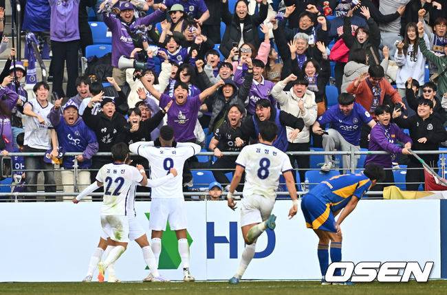 [OSEN=울산, 이석우 기자] 16일 울산 문수축구경기장에서 하나은행 K리그1 2025 울산 HD와 FC 안양의 경기가 열렸다.  디펜딩 챔피언 울산 HD와 무려 11년 만에 K리그1 무대로 진출한 FC 안양이 드디어 맞붙는다! 챔피언의 자존심과 승격팀의 패기, 과연 이 대결의 승자는 누가 될 것인지 궁금하다.FC안양 모따가 골을 넣고 팬들과 함께 기쁨을 나누고 있다. 2025.02.16 / foto0307@osen.co.kr