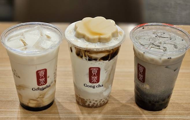왼쪽부터 공차 ‘흑당 두부 밀크+미니펄’, ‘흑당 두부 크러쉬+미니펄’, ‘흑심 품은 흑당 두부 밀크티+펄’.