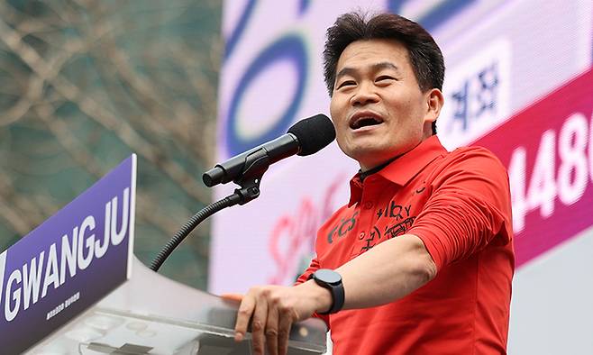 지난 15일 광주 동구 금남로에서 개신교 단체 세이브코리아가 개최한 윤석열 대통령 탄핵 반대 및 석방 촉구 국가비상기도회에서 한국사 강사 전한길 씨가 발언하고 있다. 연합뉴스