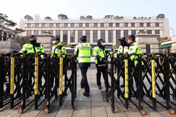 헌재, 20일에 윤 대통령 탄핵심판 10차 변론 - 헌법재판소가 오는 20일을 윤석열 대통령 탄핵심판 추가 변론기일로 지정한 가운데 16일 서울 종로구 헌법재판소 앞에 경찰들이 근무하고 있다. 연합뉴스