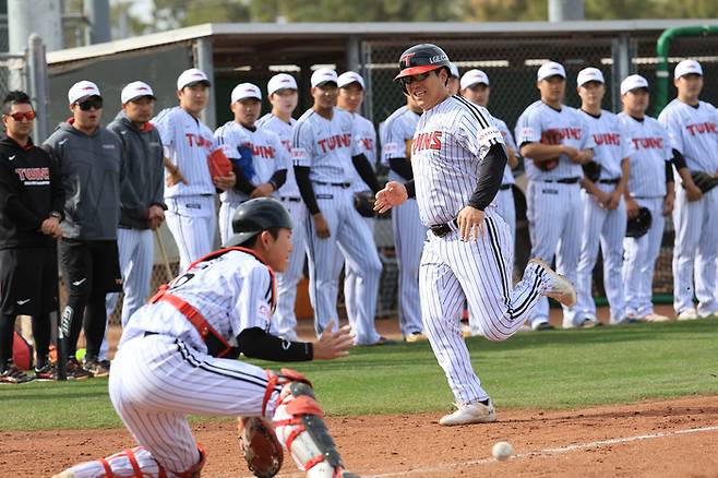LG 선수들이 미국 애리조나 캠프에서 런다훈 훈련을 하고 있다. 사진은 김현수. 애리조나 | 연합뉴스