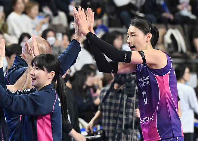 흥국생명 김연경이 16일 경기 화성종합체육관에서 열린 도드람 2024~2025 V리그 여자부 IBK기업은행과 경기에서 승리한 뒤 하이파이브를 하고 있다. 한국배구연맹 제공