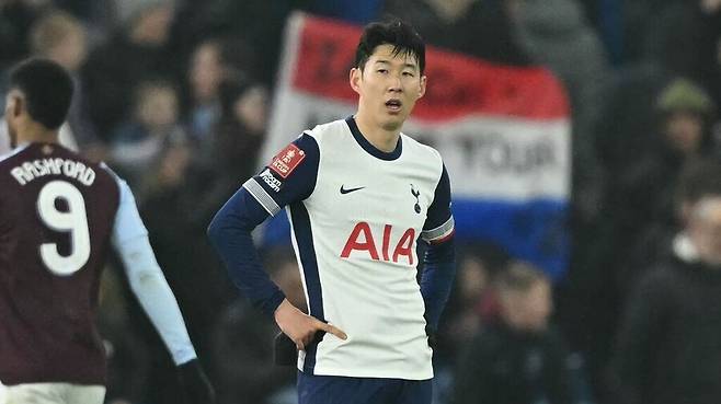 ▲ 과거 왓퍼드에서 공격수로 뛰었던 트로이 디니 역시 “손흥민은 주장으로서 영향력을 발휘하지 못했다”며 비슷한 의견을 내놓았다. 그들은 주장이라면 어려운 순간에 팀을 독려하고 이끌어야 하지만, 손흥민은 그러한 역할을 수행하지 못하고 있다고 주장했다. ⓒ연합뉴스/AFP