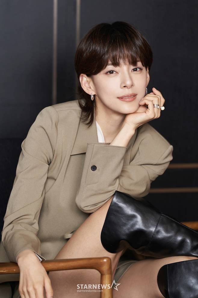 배우 정혜인이 13일 오전 서울 종로구 삼청동의 한 카페에서 진행된 영화 '써니데이' 개봉 관련 인터뷰를 위해 포즈를 취하고 있다.  '써니데이'는 이혼 소송 후 고향 완도로 컴백한 슈퍼스타 오선희(정혜인)가 첫사랑이었던 순정남 조동필(최다니엘)과 고향 친구들을 만나 서로에게 새로 시작할 용기를 주는 리스타트 해피 무비다. 오는 19일 개봉. / 사진제공=트리플 픽쳐스 /사진=김창현 chmt@