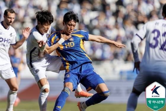 허율(오른쪽)과 이창용(가운데)이 몸싸움을 벌이고 있다. /사진=한국프로축구연맹 제공