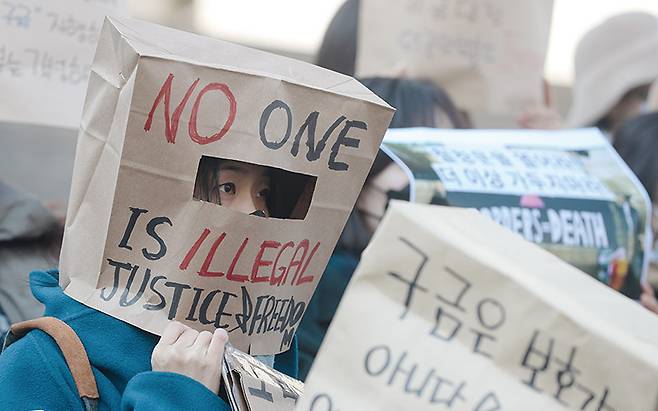 미등록외국인은 범죄자가 아니지만 범죄자 취급을 받고 있다.[사진｜연합뉴스]