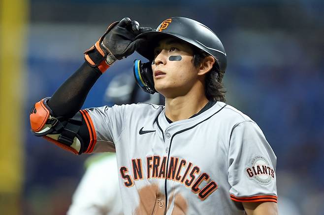 메이저리그 공식 홈페이지 MLB.com이 이정후가 샌프란시스코의 수비력 강화에 큰 힘이 될 것으로 내다봤다. 매체는 포수 패트릭 베일리, 내야수 윌리 아다메스 못지않게 이정후가 건강한 몸 상태로 뛴다면 팀에 긍정적인 변화를 가져올 것으로 예상했다. AFP 연합뉴스