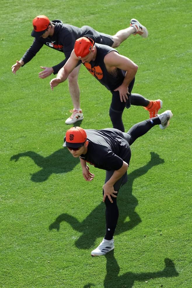 메이저리그 공식 홈페이지 MLB.com이 이정후가 샌프란시스코의 수비력 강화에 큰 힘이 될 것으로 내다봤다. 매체는 포수 패트릭 베일리, 내야수 윌리 아다메스 못지않게 이정후가 건강한 몸 상태로 뛴다면 팀에 긍정적인 변화를 가져올 것으로 예상했다. AP 연합뉴스