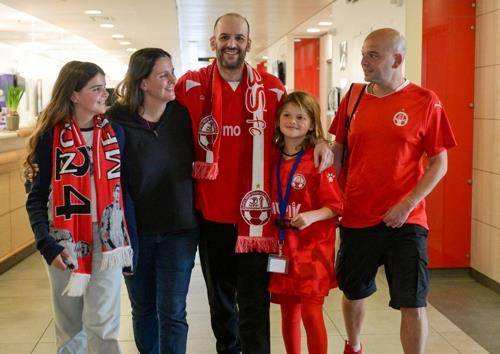 498일 만에 가족들과 재회한 이스라엘 인질 [이스라엘 공보국(GPO) 제공/로이터=연합뉴스. 재판매 및 DB 금지]