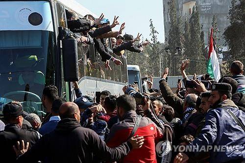 6차 인질-수감자 교환으로 이스라엘이 석방한 팔레스타인 수감자들 [로이터=연합뉴스]