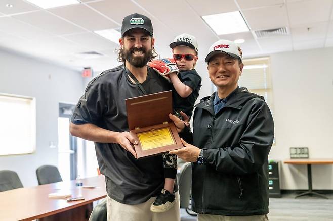 켈리에게 감사패를 전달한 김인석 LG스포츠 대표이사(오른쪽) [LG 트윈스 제공. 재판매 및 DB 금지]