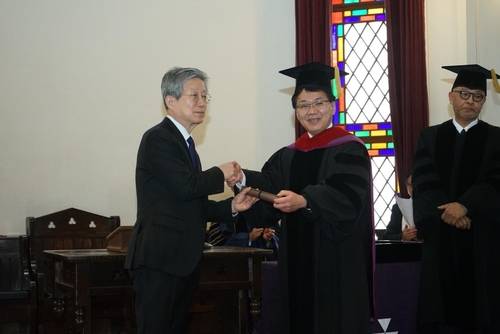 도시샤대, 시인 윤동주에 명예박사 학위 수여    (도쿄=연합뉴스) 도시샤대가 16일 연 명예 박사학위 수여식에서 윤동주 시인의 조카 윤인석 성균관대 명예교수(왼쪽)와 고하라 가쓰히로 총장이 악수하는 모습. 2025.2.16. [주오사카총영사관 제공]