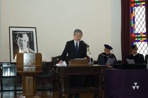 도시샤대, 시인 윤동주에 명예박사 학위 수여    (도쿄=연합뉴스) 도시샤대가 16일 연 명예 박사학위 수여식에서 윤동주 시인의 조카 윤인석 성균관대 명예교수(왼쪽)가 인사말을 하는 모습. 2025.2.16. [주오사카총영사관 제공]
