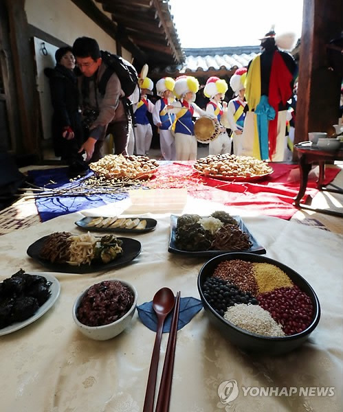 정월 대보름, 오곡밥 드세요! (서울=연합뉴스) 최재구 기자 = 정월 대보름을 사흘 앞둔 21일 서울 국립민속박물관에서 열린 정월 대보름 세시행사에서 관람객들이 전시된 오곡밥을 살펴보고 있다. 2013.2.21 jjaeck9@yna.co.kr (끝)