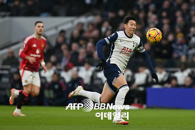 토트넘의 손흥민이 상대 수비를 따돌린 뒤 공을 몰고 질주하고 있다. 사진=AFPBBNews