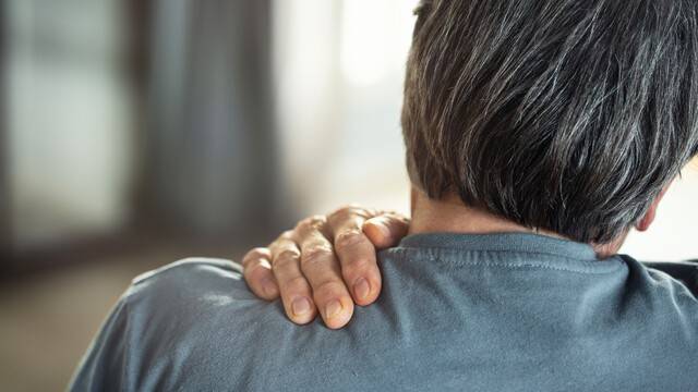 오십견은 어깨가 뻣뻣해지고 운동 범위가 제한되는 것이 특징이다｜출처: 게티이미지뱅크