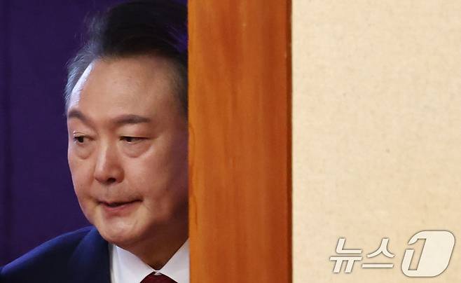 윤석열 대통령이 13일 서울 종로구 헌법재판소에서 열린 '윤석열 대통령 탄핵심판 8차 변론'에 출석하고 있다. 2025.2.13/뉴스1 ⓒ News1 사진공동취재단