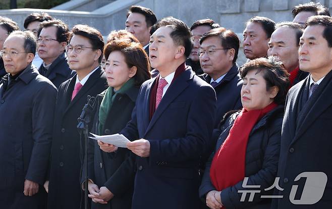 국민의힘 의원들이 17일 서울 종로구 헌법재판소 앞에서 윤석열 대통령 최소한 방어권 보장 촉구 및 불공정성 규탄과 관련해 헌법재판소 사무처장을 면담하기에 앞서 기자회견을 하고 있다. (공동취재) 2025.2.17/뉴스1 ⓒ News1 김성진 기자