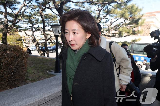 나경원 국민의힘 의원이 17일 서울 종로구 헌법재판소에서 헌법재판소 사무처장을 면담하기 위해 이동하고 있다. (공동취재) 2025.2.17/뉴스1 ⓒ News1 김성진 기자