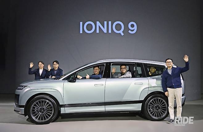 출시행사에 참여한 정유석 현대차 부사장(맨 오른쪽)과 아이오닉 9 개발진들