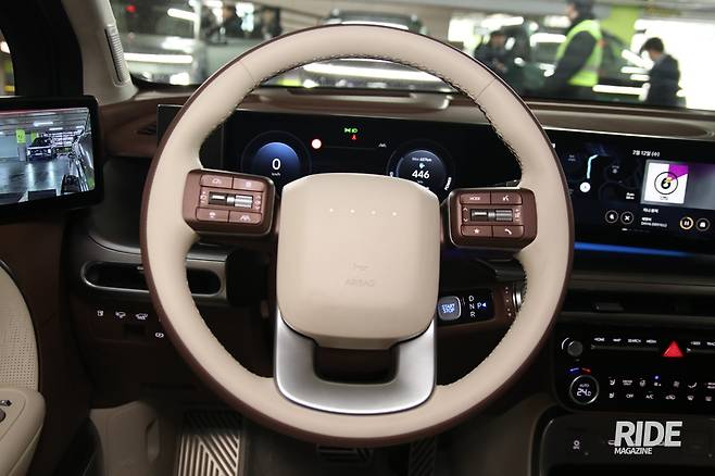 회생제동 기능은 스티어링 휠 뒤편 패들로 조절한다