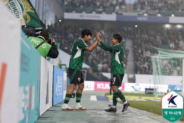 전북현대의 이승우가 16일 전주월드컵경기장에서 치러진 김천상무와의 하나은행 K리그1 2025 1라운드 경기에서 득점한 전진우와 세리머니 중이다. 사진┃한국프로축구연맹