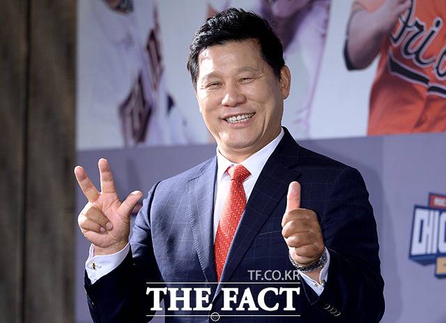 야구인들의 기대를 안고 2022년 3월 KBO 수장에 오른 허구연 총재는 취임 3년이 다 됐지만 아마추어 야구인들의 바람과 다른 행보로 불만을 사고 있다./더팩트 DB