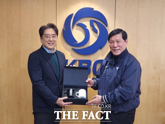 KBO 허구연 총재(오른쪽)는 지난달 22일 KBO를 방문한 한국리틀야구연맹 김승우 회장과 만나 유소년·아마추어 야구 전반에 대한 현안을 논의했다고 도자료를 배포했다./KBO