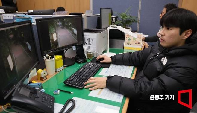 조성원 송파경찰서 실종수사팀 경장이 방범 CCTV를 통해 실종 아동 소재를 파악하고 있다. 2025. 02. 13 윤동주 기자