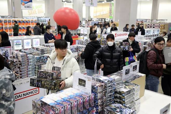 트레이더스 마곡점에 마련된 로드쇼에서 고객들이 건담을 구매하고 있다. 이마트 제공
