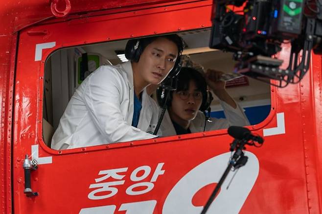 최근 방영 중인 넷플릭스 드라마 '중증외상센터'에서 주인공 백강혁 교수(주지훈 분)가 환자를 살리기 위해 헬기를 타고 이동하는 장면. 넷플릭스 제공