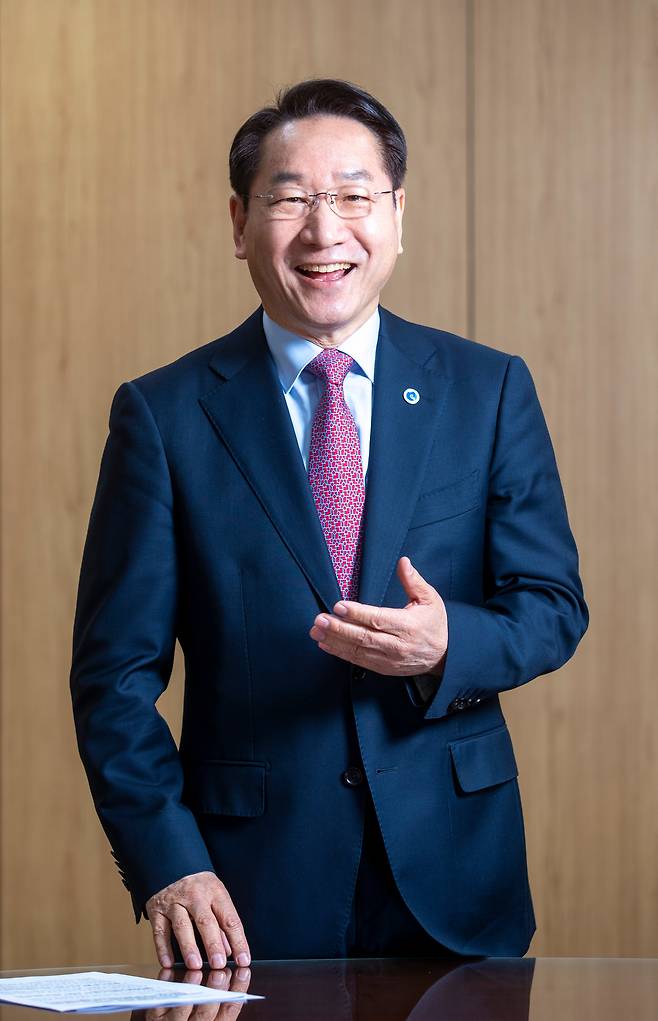 '저평가된 잠룡주'로 분류되는 유정복 인천시장은 "지금이 지방분권형 개헌의 적기"라며 "개헌에 반대하는 사람이 반민주주의자"라고 했다. '엄근진' 이미지와 달리 많이 웃는 사람이었다. /김지호 기자