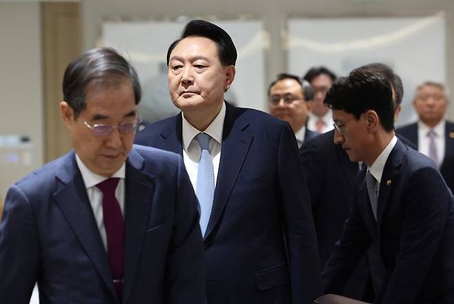헌재서 대면하는 윤석열 대통령(가운데)과 한덕수 국무총리(좌측).ⓒ연합뉴스