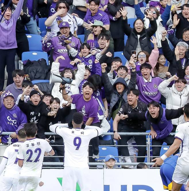 안양의 모따(9번)가 16일 열린 울산과의 2025시즌 K리그1 1라운드 방문경기에서 후반 추가 시간에 결승골을 넣은 뒤 안양 서포터스 앞에서 세리머니를 하고 있다. 지난 시즌 K리그2 우승으로 승격한 안양은 이날 2013년 창단 이후 처음 K리그1 무대를 밟았고, 4연패를 노리는 디펜딩 챔피언 울산을 1-0으로 꺾는 이변을 일으켰다. 울산=뉴시스