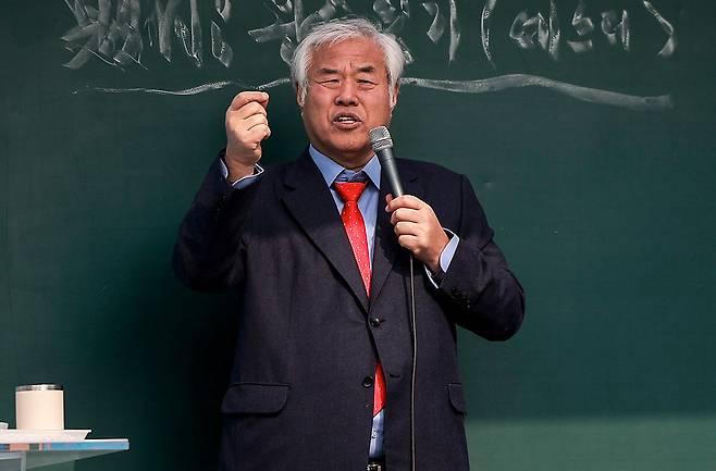 전광훈 사랑제일교회 목사가 16일 서울 종로구 세종대로에서 열린 광화문 전국 주일 연합예배에서 발언하고 있다. 2025.02.16 서울=뉴시스